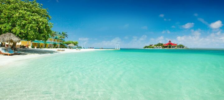 La plage du Sandals Royal Caribbean Resort & Spa . DR