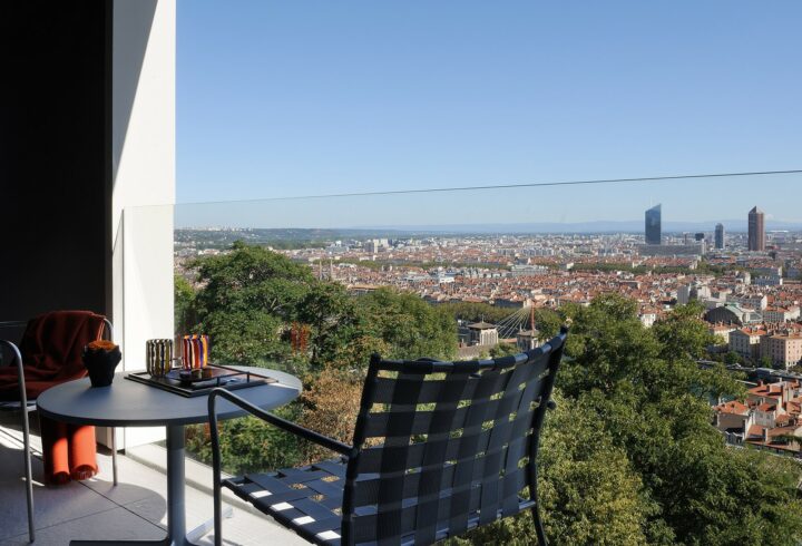 Villa Maïa: vue d’une chambre côté ville. DR
