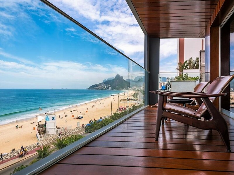 Terrasse d'une suite vue plage et Pain de Sucre au Fasano Rio. DR