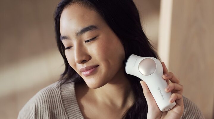 Theraface-PRO-Device-White Le Theraface de Therabody prend soin de votre visage.