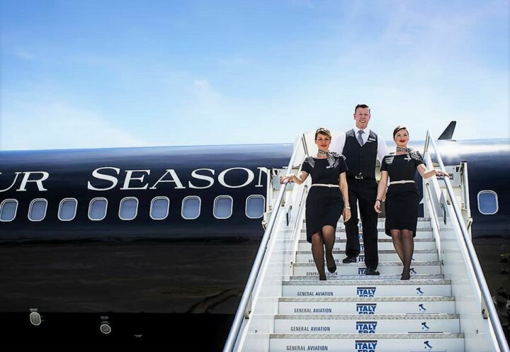 L’avion Four Seasons et son staff. DR L'avion Four Seasons et son staff. DR