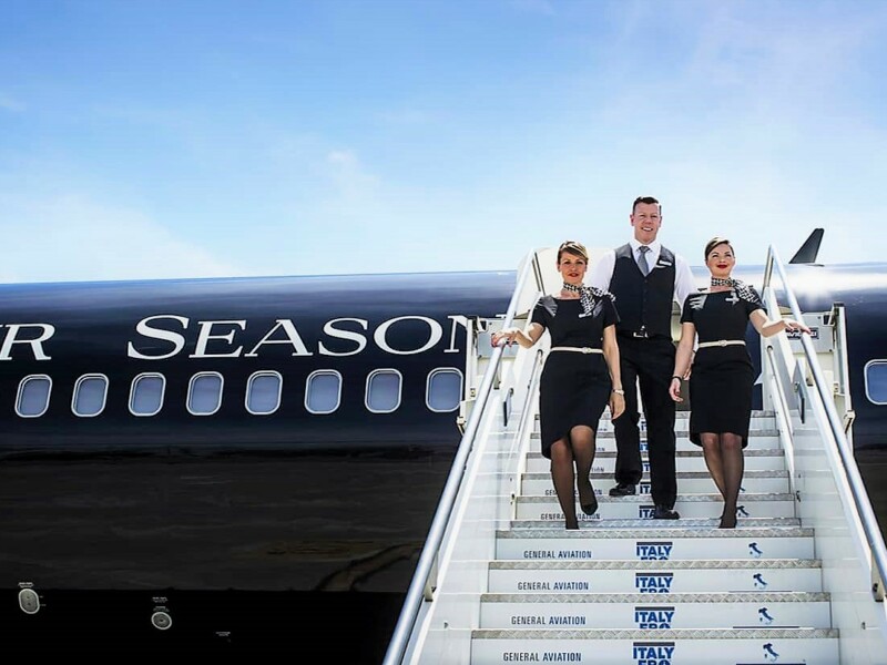 L'avion Four Seasons et son staff. DR