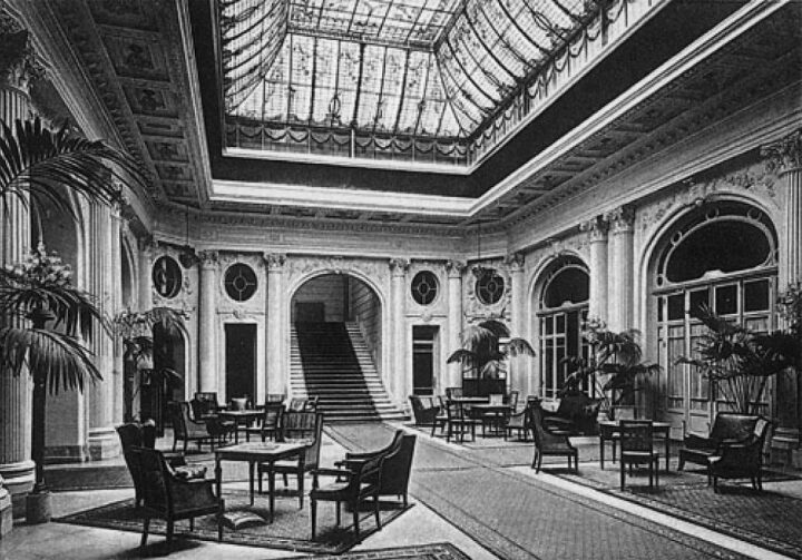 Le grand hall et sa verrière de l’hôtel Grand Astoria . DR archives Le grand hall et sa verrière de l'hôtel Grand Astoria . DR archives