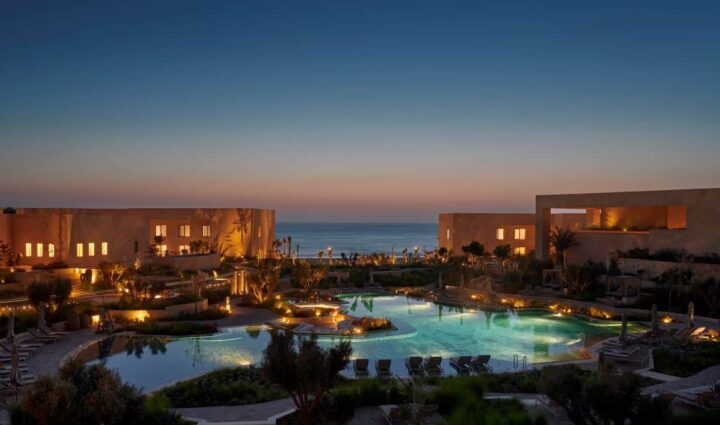 Le Fairmont Taghazout Bay de nuit. DR