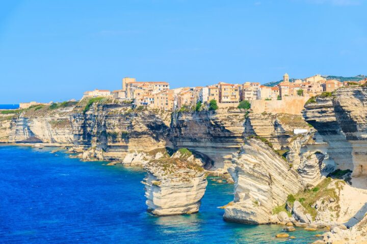Les falaises de Bonifacio. ©AdobeStockpkazmierczak Les falaises de Bonifacio. ©AdobeStockpkazmierczak