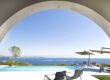 Terrasse ouverte sur la piscine et la mer. DR