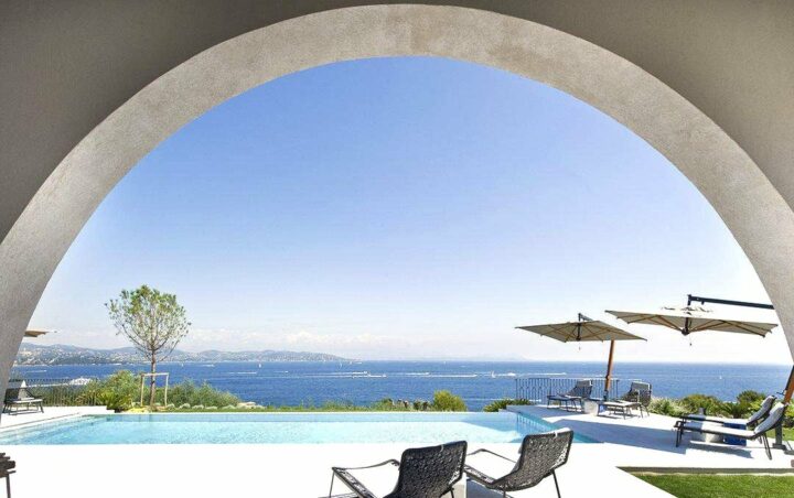 Terrasse ouverte sur la piscine et la mer. DR