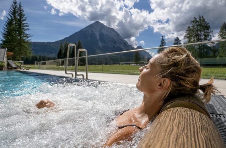 Bains bouillonnants à l'Hotel_Karwendel_Leutasch-Schwimmbad-DR